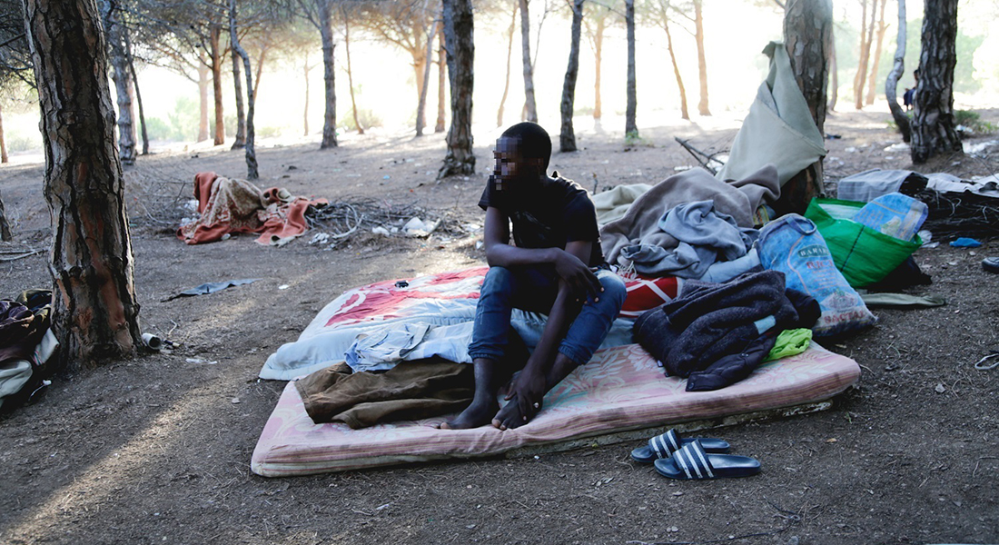 Afrikansk mand sover udendørs. Foto: Christian Vium
