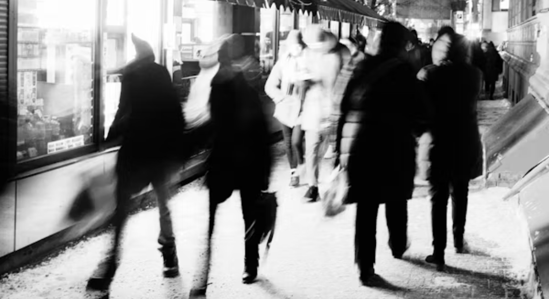 Mennesker der krydser hinanden